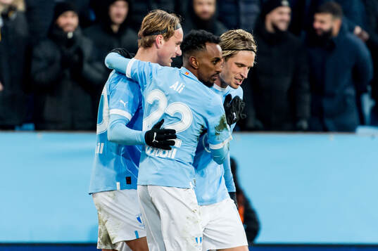 Malmö FFs Taha Abdi Ali jublar med lagkamrater