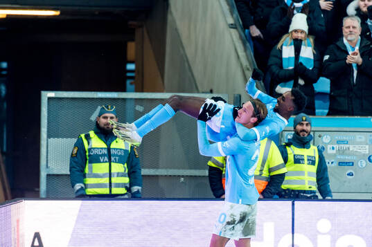 Malmö FFs Taha Abdi Ali jublar med Erik Botheim