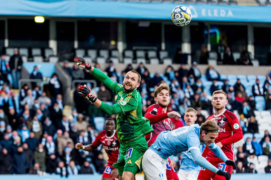 IFK Norrköpings målvakt Oscar Jansson och Malmö FFs Erik