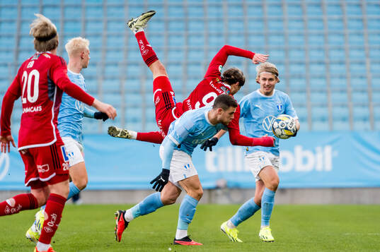 Malmö FFs Gabriel Dal Toe Busanello och Sebastian Nanasi