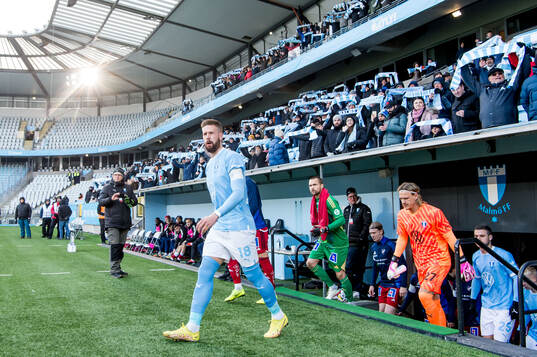 Malmö FFs Pontus Jansson kommer in på Eleda stadion