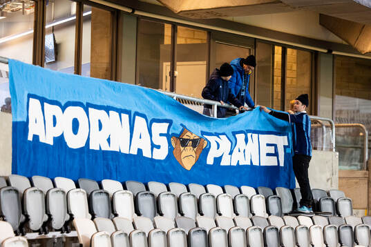 Djurgårdens supportrarna hänger upp ett banderoll