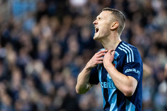 Djurgårdens Piotr Johansson reagerar
