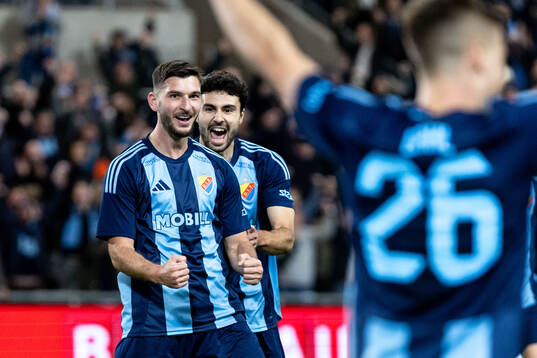 Djurgårdens Besard Sabovic och Deniz Hummet  jublar