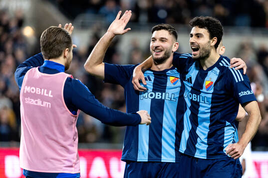 Djurgårdens Besard Sabovic och Deniz Hummet  jublar