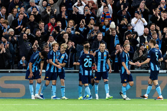 Djurgårdens Oskar Fallenius jublar med lagkamrater