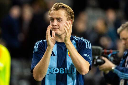 Djurgårdens Oskar Fallenius tackar publiken