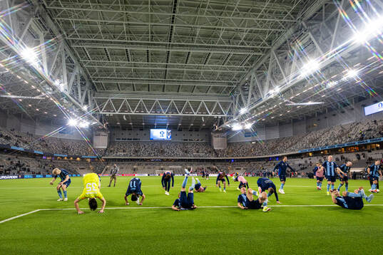 Djurgårdens spelarna jublar framför publiken
