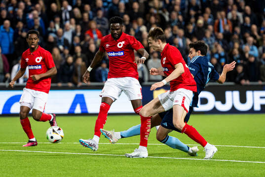 Djurgårdens Deniz Hummet och Degerfors Oscar Wallin
