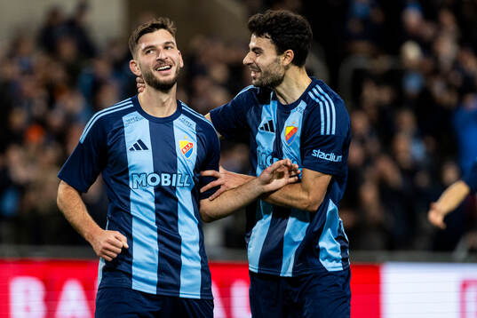 Djurgårdens Besard Sabovic och Deniz Hummet jublar
