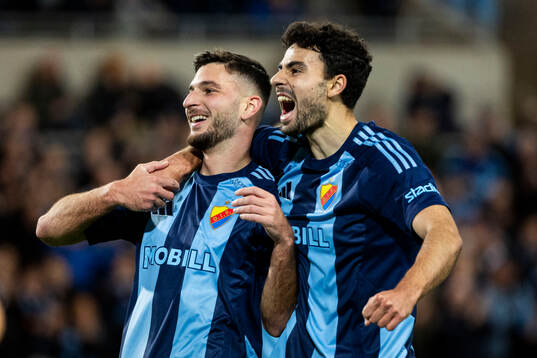 Djurgårdens Besard Sabovic och Deniz Hummet jublar