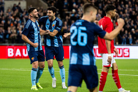 Djurgårdens Besard Sabovic och Deniz Hummet jublar