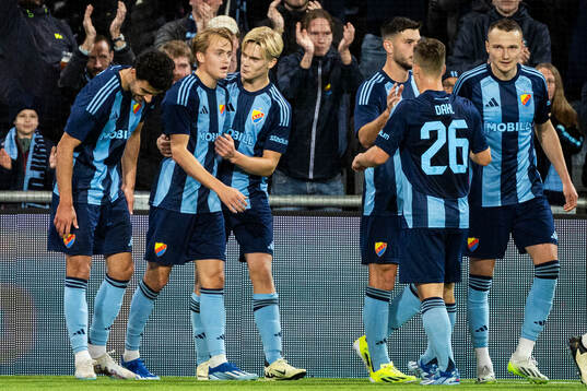 Djurgårdens Oskar Fallenius jublar 3-0 målet med Lucas