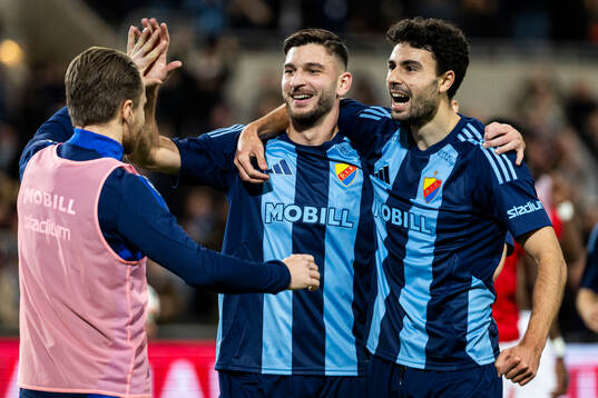 Djurgårdens Besard Sabovic och Deniz Hummet jublar