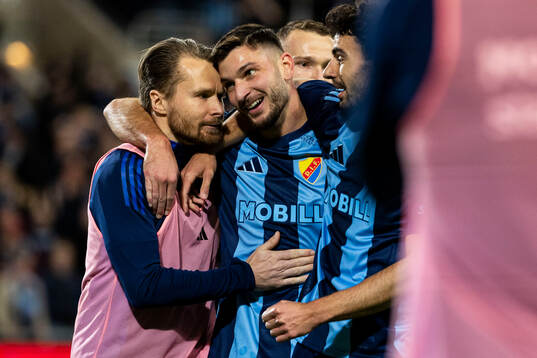 Djurgårdens Besard Sabovic och Deniz Hummet jublar