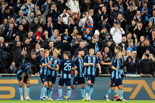 Djurgårdens spelarna jublar 3-0 målet av Oskar Fallenius