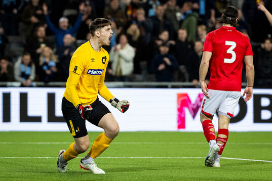 Degerfors målvakt Wille Jakobsson jublar