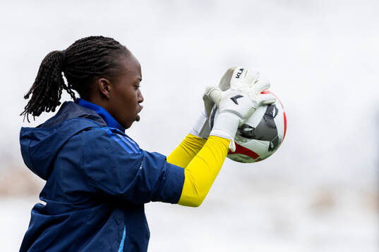 FC Rosengårds målvakt Angel Mukasa på uppvärmningen
