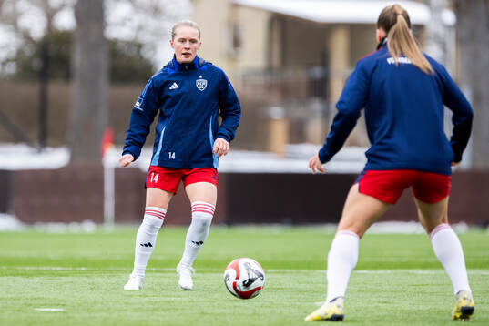 FC Rosengårds Emilia Larsson på uppvärmningen