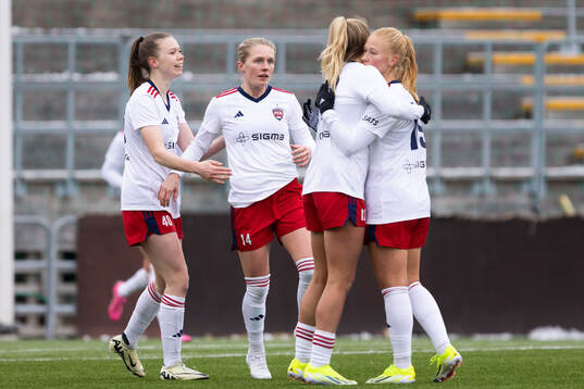 FC Rosengårds Emilia Larsson jublar med lagkamrater