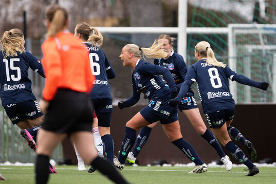 Linköpings Cathinka Tandberg jublar med lagkamrater