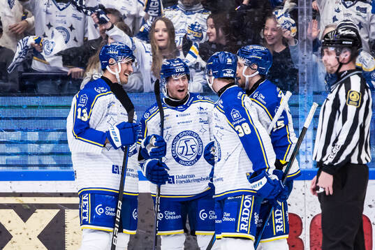 Leksands Jon Knuts jublar med lagkamrater