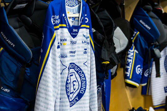 Specialdesignad tröja innan ishockeymatchen i SHL mellan