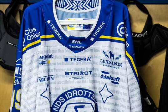Specialdesignad tröja innan ishockeymatchen i SHL mellan