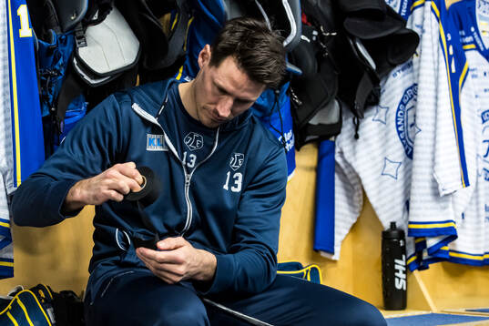Leksands Jon Knuts innan ishockeymatchen i SHL mellan