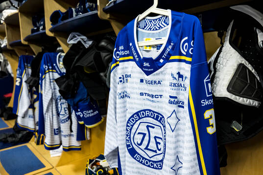 Specialdesignad tröja innan ishockeymatchen i SHL mellan