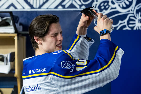 Leksands Anton Johansson innan ishockeymatchen i SHL mellan
