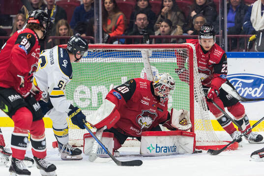HV71s Herman Träff mot Malmö Redhawks målvakt Oskar