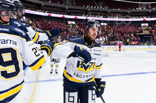 HV71s Nicholas Shore jublar