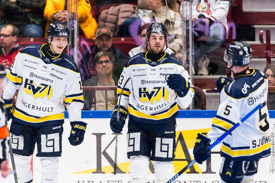 HV71s Nicholas Shore jublar med Henrik Borgström och