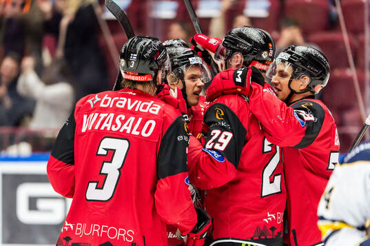 Malmö Redhawks Albert Sjöberg jublar