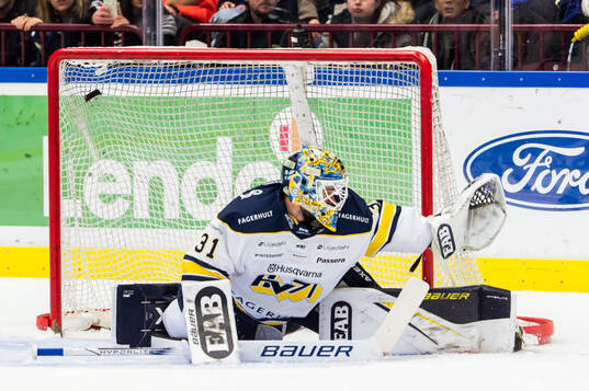 HV71s målvakt Joni Ortio deppar