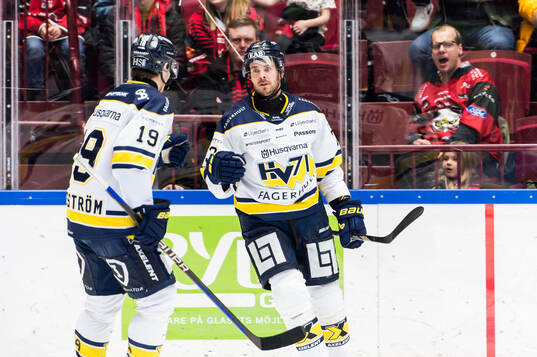 HV71s Henrik Borgström och Nicholas Shore jublar