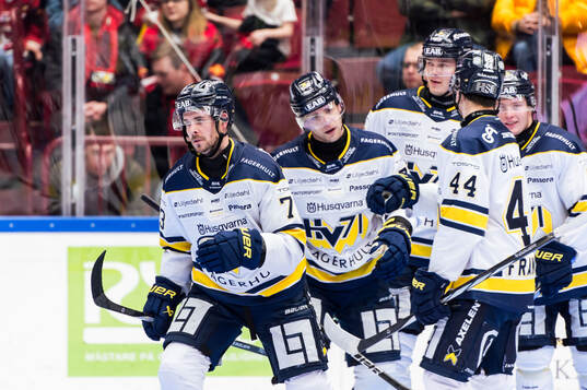 HV71s Nicholas Shore jublar
