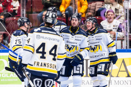 HV71s Nicholas Shore jublar