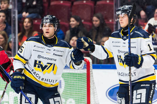 HV71s Radan Lenc jublar med Henrik Borgström