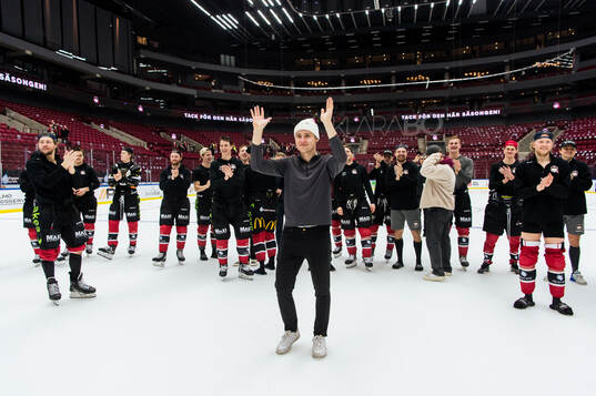 Malmö Redhawks Janne Kuokkanen jublar med lagkamraterna