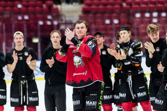 Malmö Redhawks Fredrik Händemark tackar publiken