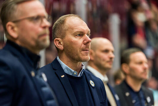 HV71s tränare Johan Lindbom deppar