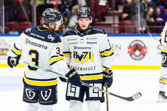 HV71s Hampus Sandahl och Wilhelm Hallquisth deppar