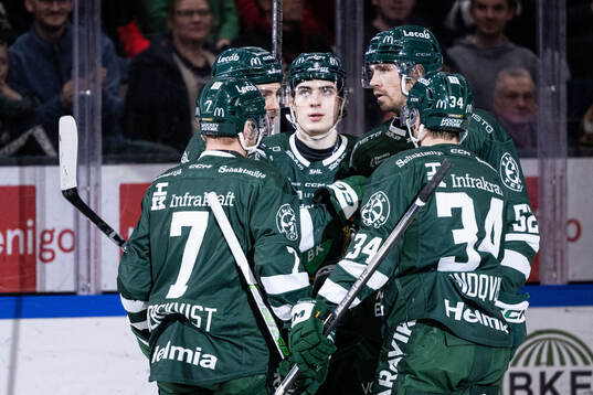Färjestads Liam Öhgren jublar med lagkamrater