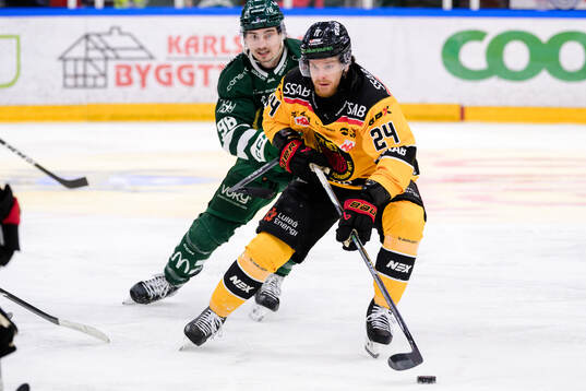 Färjestads David Tomasek och Luleås Brendan Shinnimin