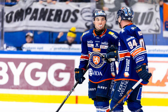 Växjös Noah Östlund och Joel Persson jublar