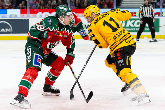 Frölundas Tom Nilsson tacklar Skellefteås Max Lindholm