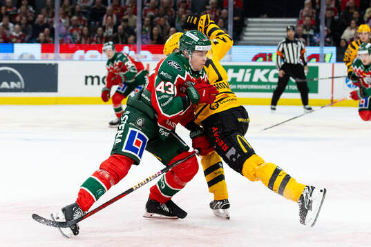 Frölundas Tom Nilsson tacklar Skellefteås Max Lindholm