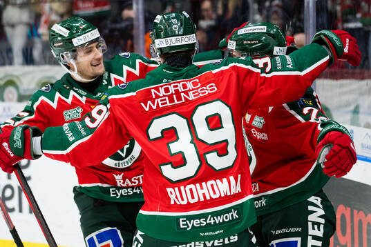 Frölundas Jere Innala jublar med Linus Nässen och Mikael